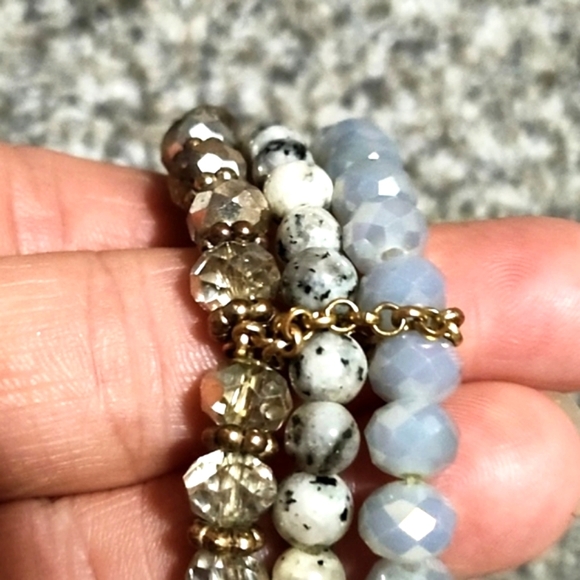 VINTAGE STACKABLE 3-LAYERED STONE & GLASS BEADED MULTI-CHARM STRETCH BRACELET - Picture 4 of 10